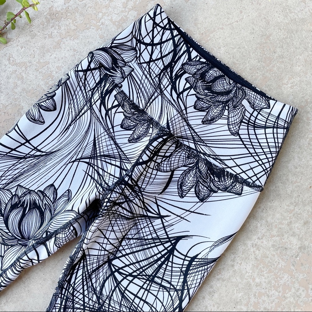 Beyond Yoga Reversible Lotus High Rise Leggings - Picture 3 of 6